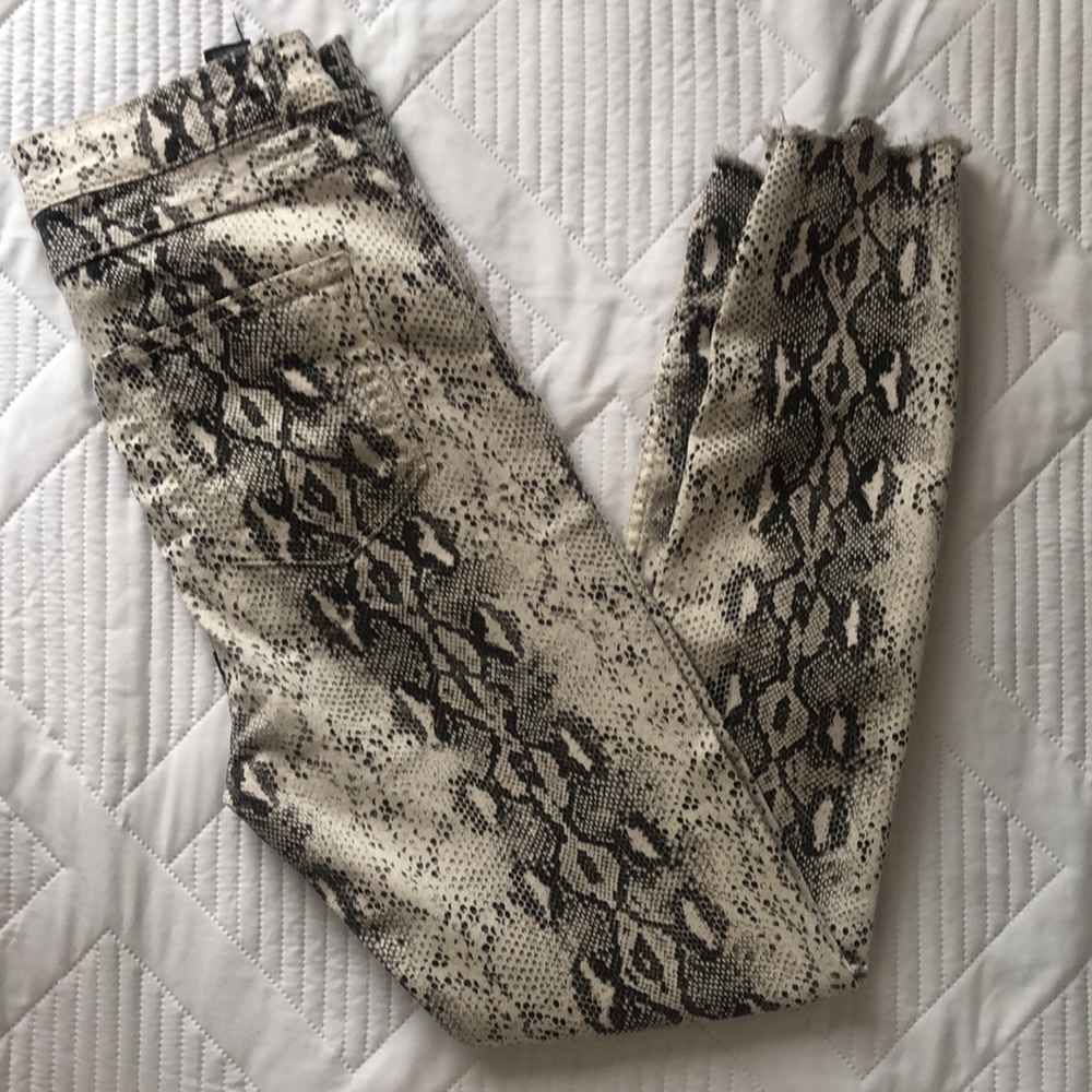 Zara Cream and Black pant Snake print Animal print Safari Python Size 8. Chic